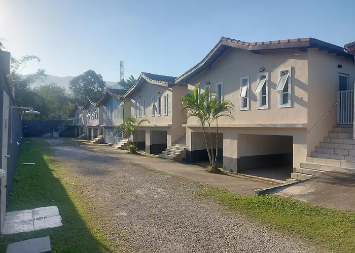 Casas em Condomínio próximo da praia com 2 dormitórios, churrasqueira e 3 vagas de garagem