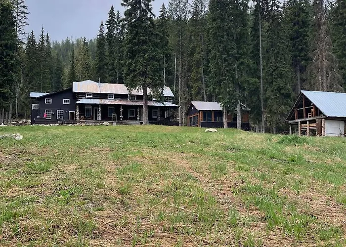 Rustic Beaverfoot Lodge Room N6