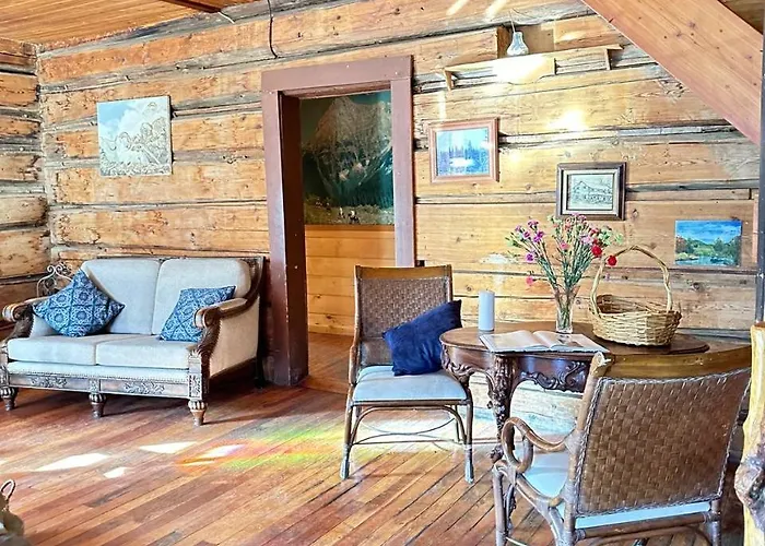 Rustic Beaverfoot Lodge Room N5
