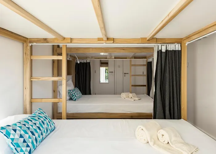 Madalena Hostel E Suites