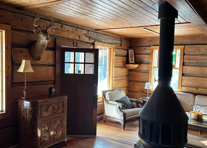 Rustic Beaverfoot Lodge Room N8