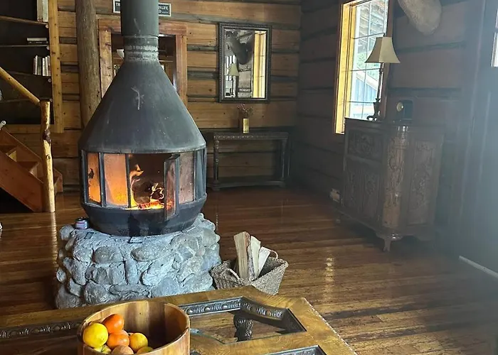 Rustic Beaverfoot Lodge Room N8