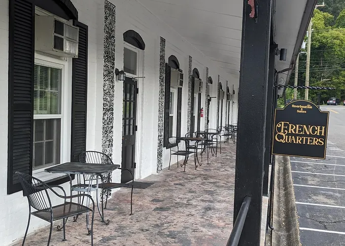 Riverboat Inn & Suites