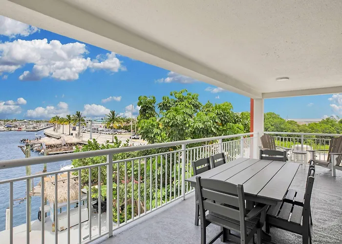 Eleuthera - 2X2 Fully Updated Old Town Waterfront Corner Condo