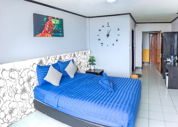 Happy Jomtien - Direct Beach Access, Sea View & Central Location