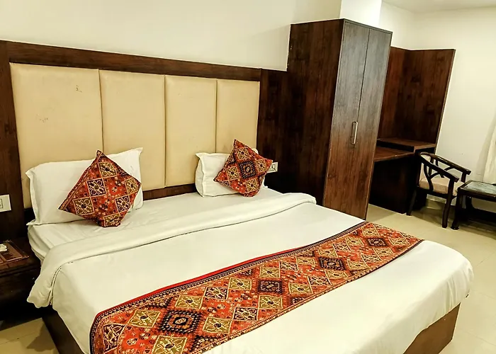 Hotel Le Grand Near Igi Airport