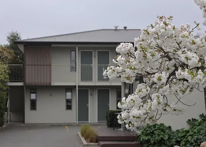 Tower Junction Motor Lodge- Motel With Airport And Railway Station Transport Service