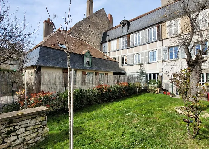 La Cour du Château La Charité-sur-Loire
