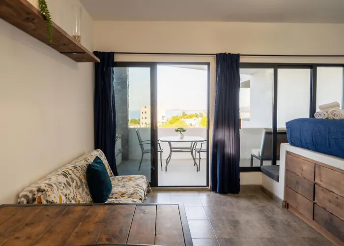 Casa Arrecife - Dorado Suite, Fast Wifi & Balcony! Beach Is Steps Away!