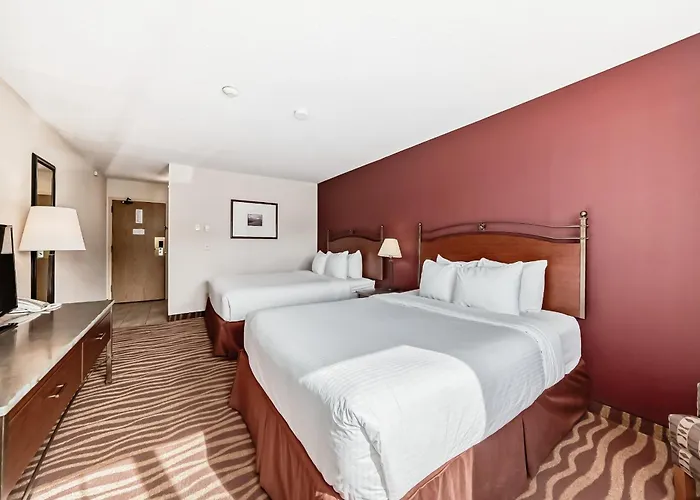 Invermere Inn & Suites