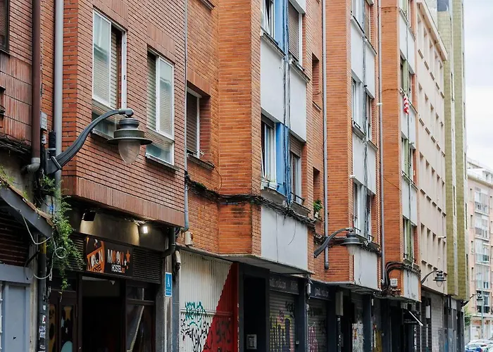 Moon Hostel Bio