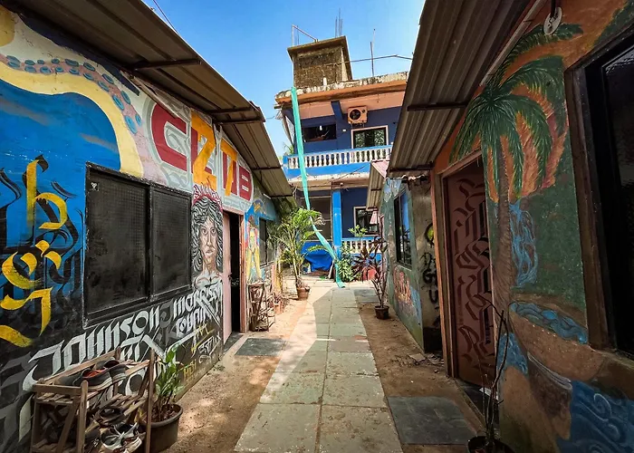 12 Monks - Beachfront Hostel