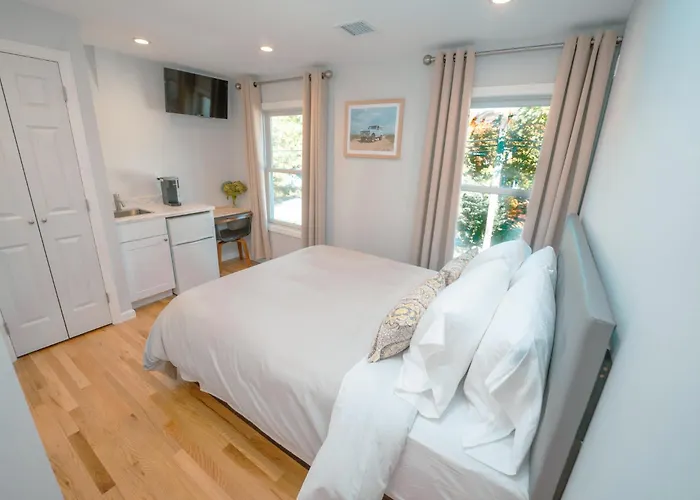 Hampton Bays Hotel On Main