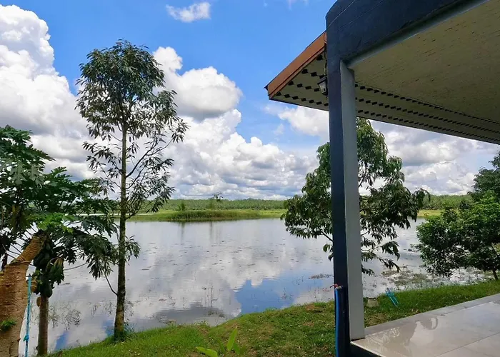 By The Dam Cafe and Farmstay