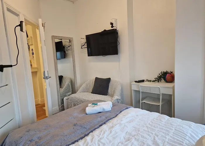 Aunty Katie'S House, Ni Tourist Board Certified & Located On The Main Oldpark Road To Belfast, With Free Continental Breakfast & Free Ultra Fast Sky Internet, Free Sky Sports & Free Sky Cinema, Self-Check In After 10Pm Gmt