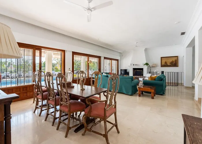 Villa Casa La Concha - Luxury 6 Bedroom Villa In Marbella, Beautiful Mountain View, Heated Swimming Pool, 15Min Walk To Puerto Banus Beaches, Sleeps Up To 12