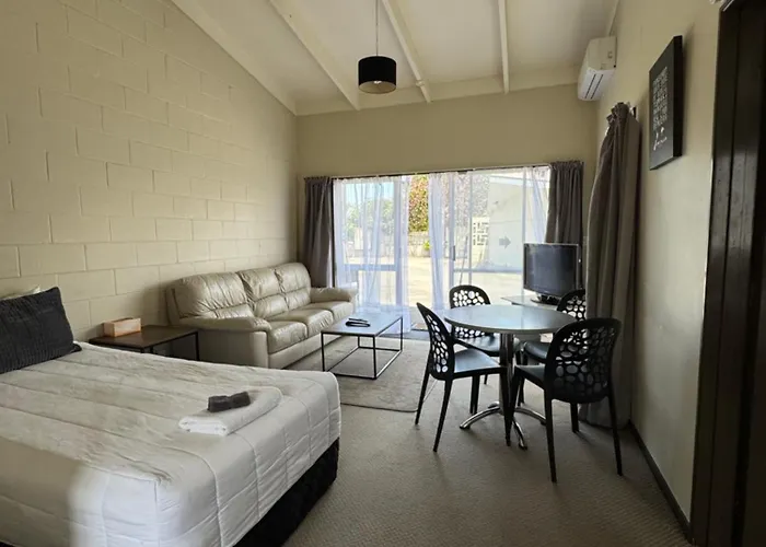Fountain Court Motel