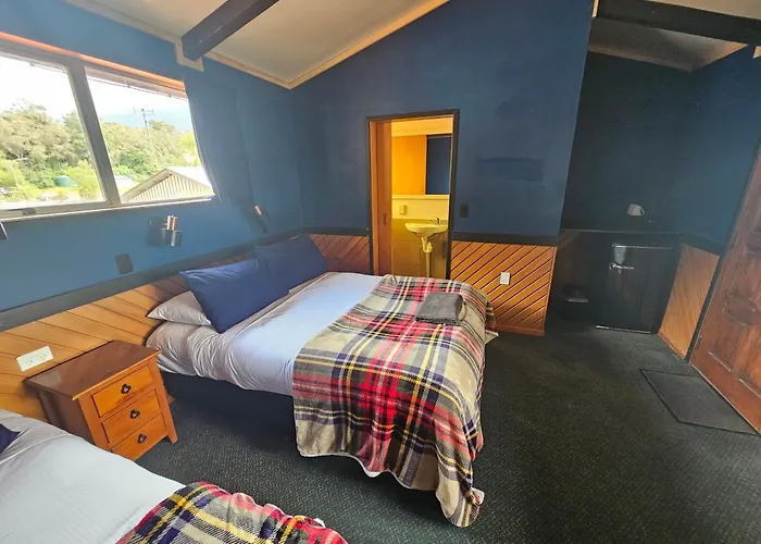 Chateau Backpackers & Motels