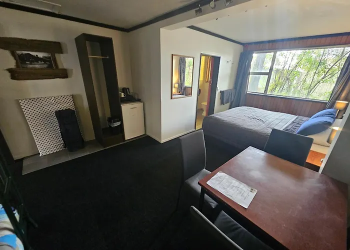 Chateau Backpackers & Motels