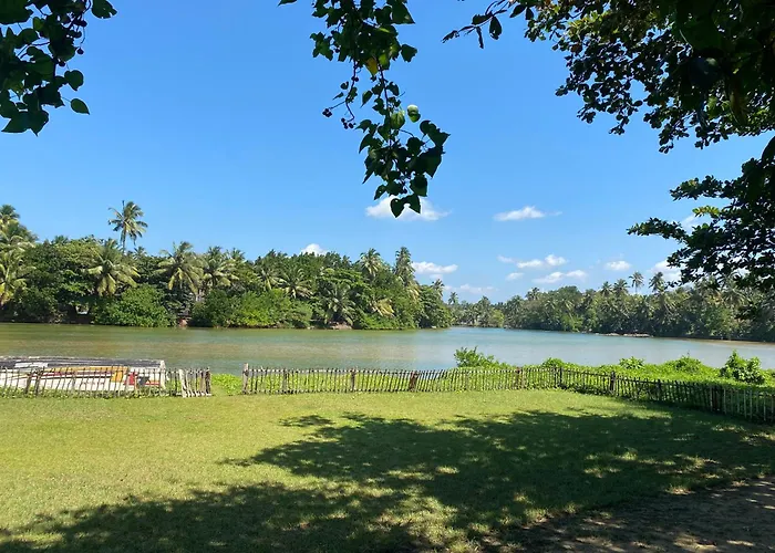 Lake House Hikka