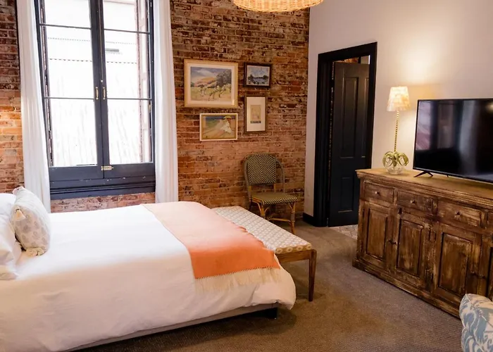 Speakeasy Suites Sleeps 18