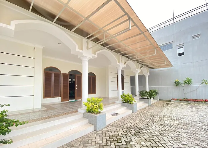Urbanview Raden Mansion Jember