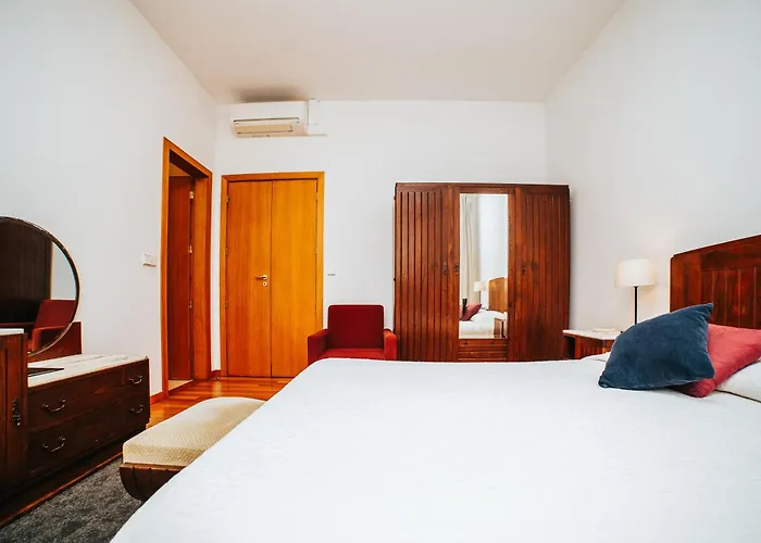 Quarto Duplo Com Jardim E Piscina