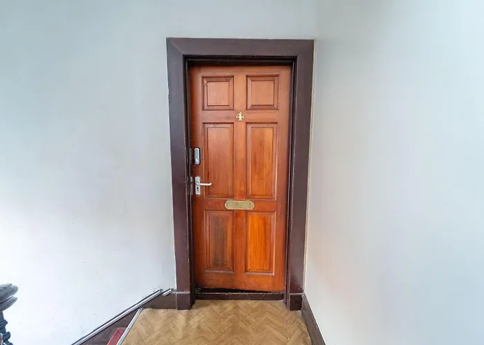 Prime Location Rooms In High Street
