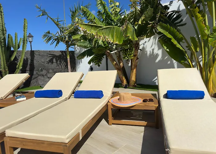 Villa Playa Blanca - Heated Pool, Aircon