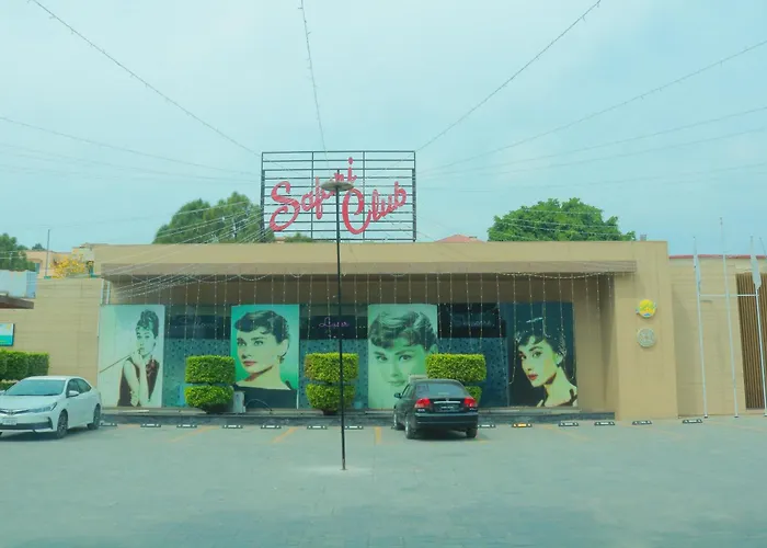 Safari Club 1