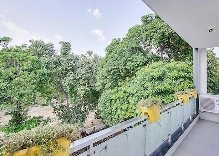 Nuab House - Near Fortis, Max, Medanta, Paras Hospitals And Huda Metro