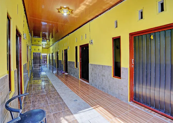 Oyo Life 92920 Rumah Kost Azca