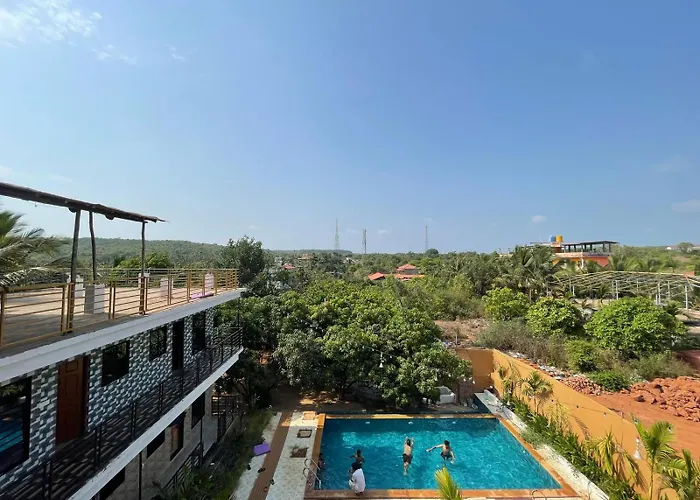 12 Monks - Backpacker Resort