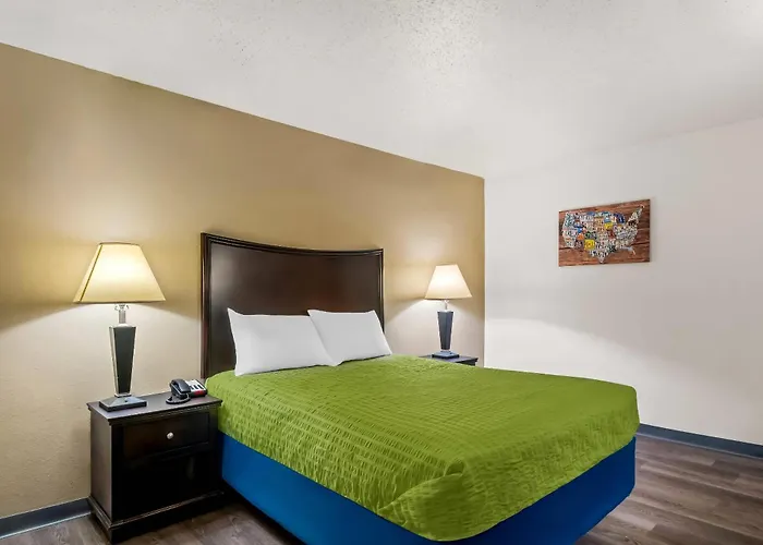Econo Lodge Inn & Suites Auburn