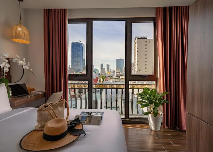 Dragon View Riverfront Hotel