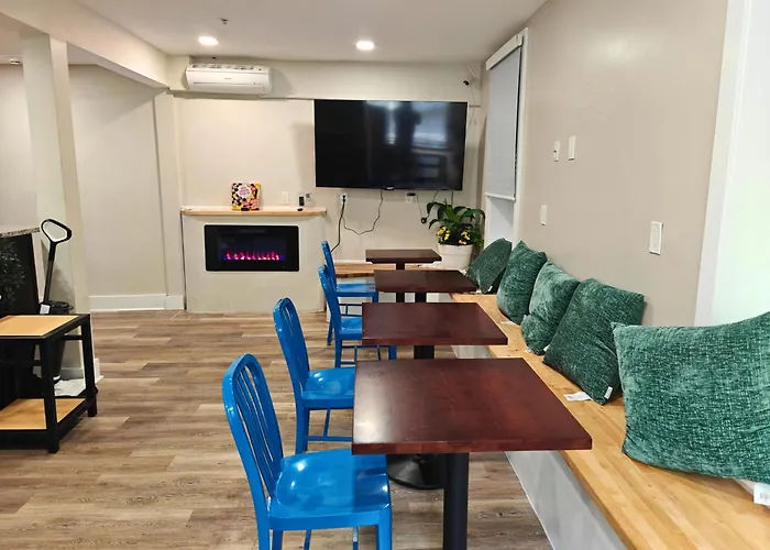 I Street Capsule Hostel