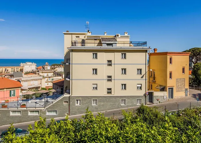 Hotel Tritone