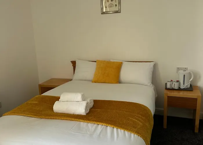 Continental Hotel With Access To Shared Kitchen
