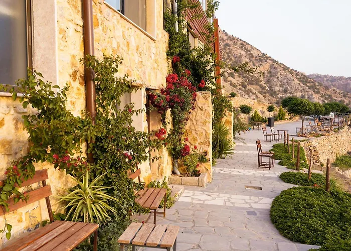 Dana Trail Hotel
