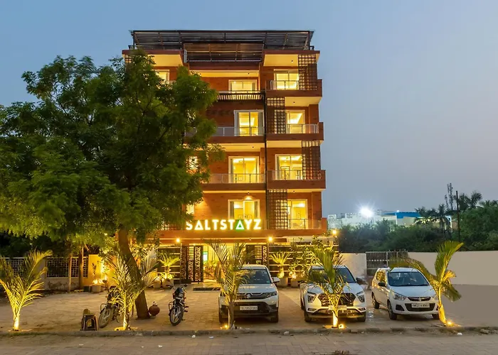 Saltstayz Premier - Sector 50 & Golf Course Ext Road