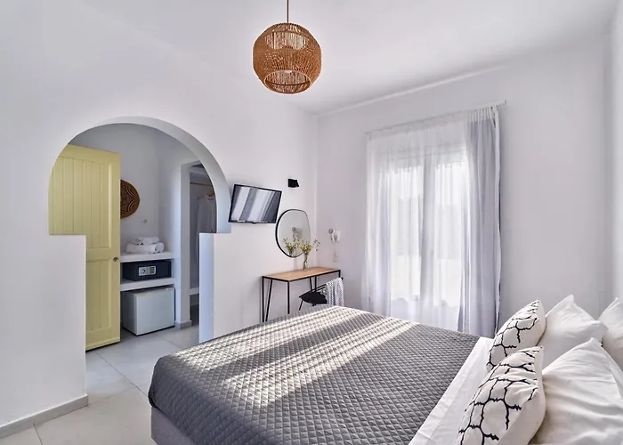 Akrotiri Hotel