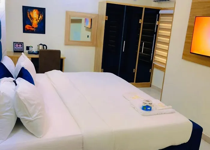 Triple J Universal Hotel And Suites