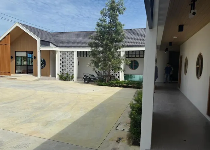 Mani Ranong Hotel