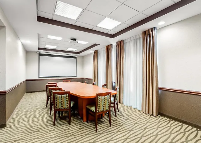 Comfort Inn & Suites Allen Park - Dearborn
