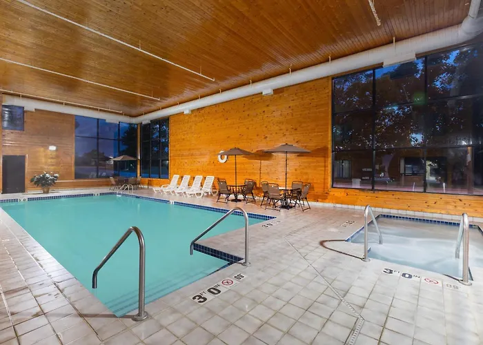 Baymont Inn & Suites By Wyndham Mukwonago
