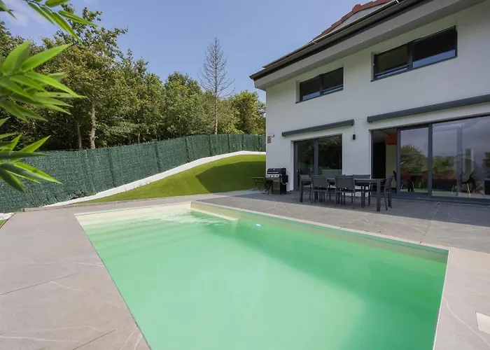 Chalet con piscina climatizada y vistas a Bilbao