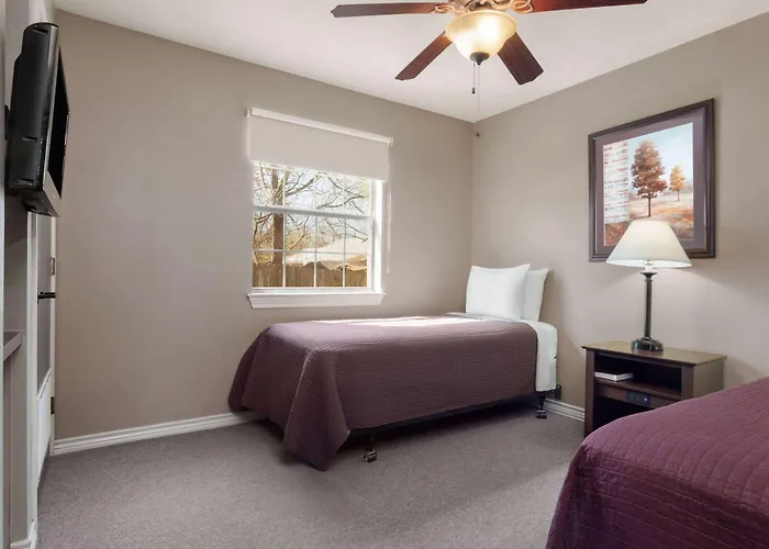 Eagle'S Den Three Rivers Texas A Travelodge By Wyndham