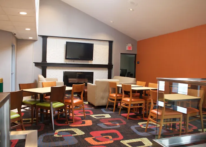 Days Inn By Wyndham Woodbury Long Island