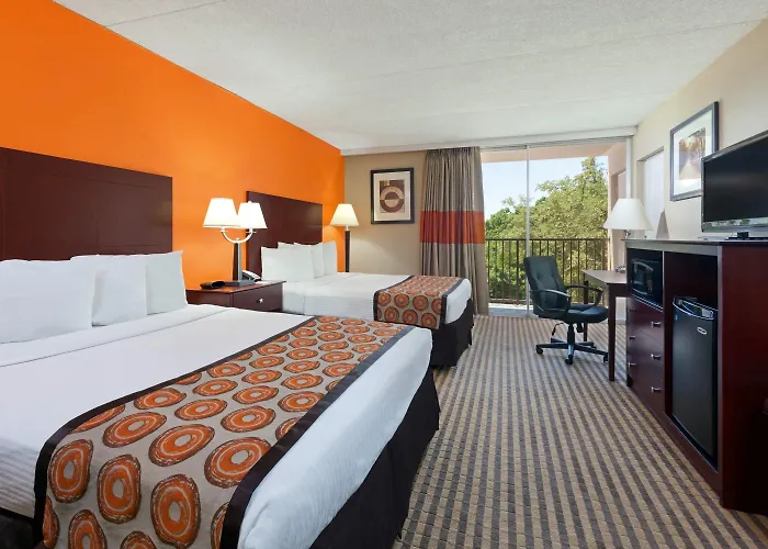 Howard Johnson By Wyndham Arlington Ballpark / Six Flags