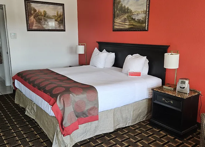 Ramada By Wyndham Edgewood Hotel & Conference Center
